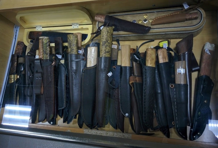 Этнические ножи в магазине "Кудай бахсы" на Аммосова в Якутске