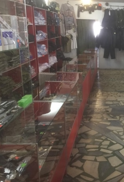 Ножи и другие товары в армейском магазине на Карцинском шоссе во Владикавказе