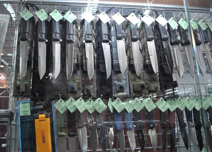 Большой выбор ножей в магазине "Берлога" в ТЦ "Лента" во Владимире