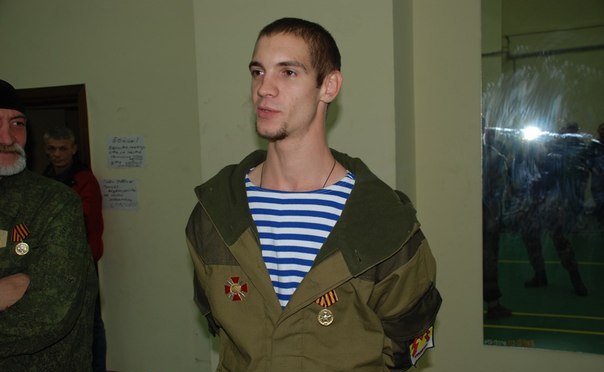 Ополченец, награжденный различными медалями Новороссии
