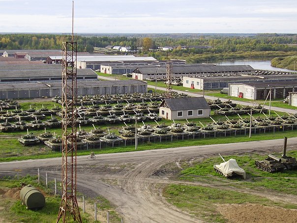 Парк боевых машин одной из танковых бригад ВС России