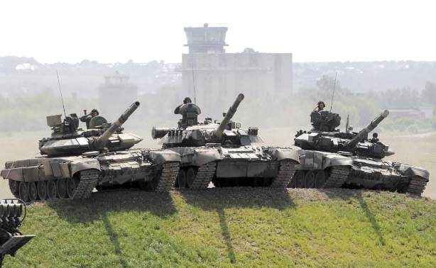 Разные поколения ОБТ на танковой директриссе