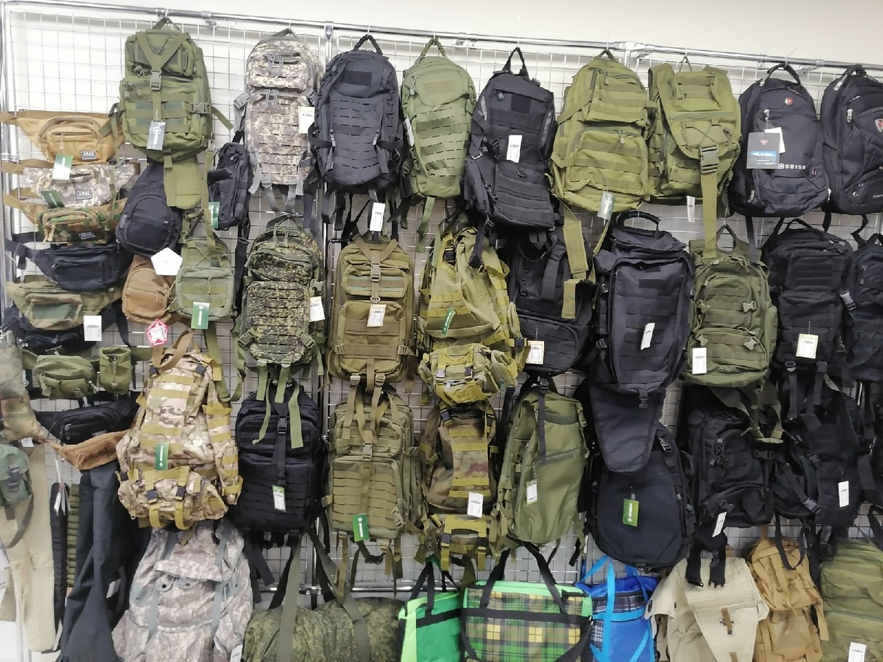 Ассортимент товаров армейского магазина "В прицеле" на Германа Титова в Липецке