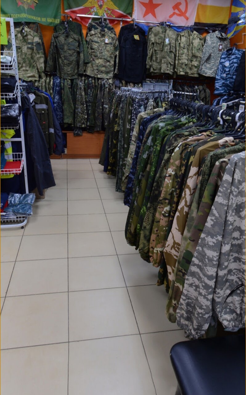 Ассортимент товаров армейского магазина "Легион" на Красной Набережной в Астрахани