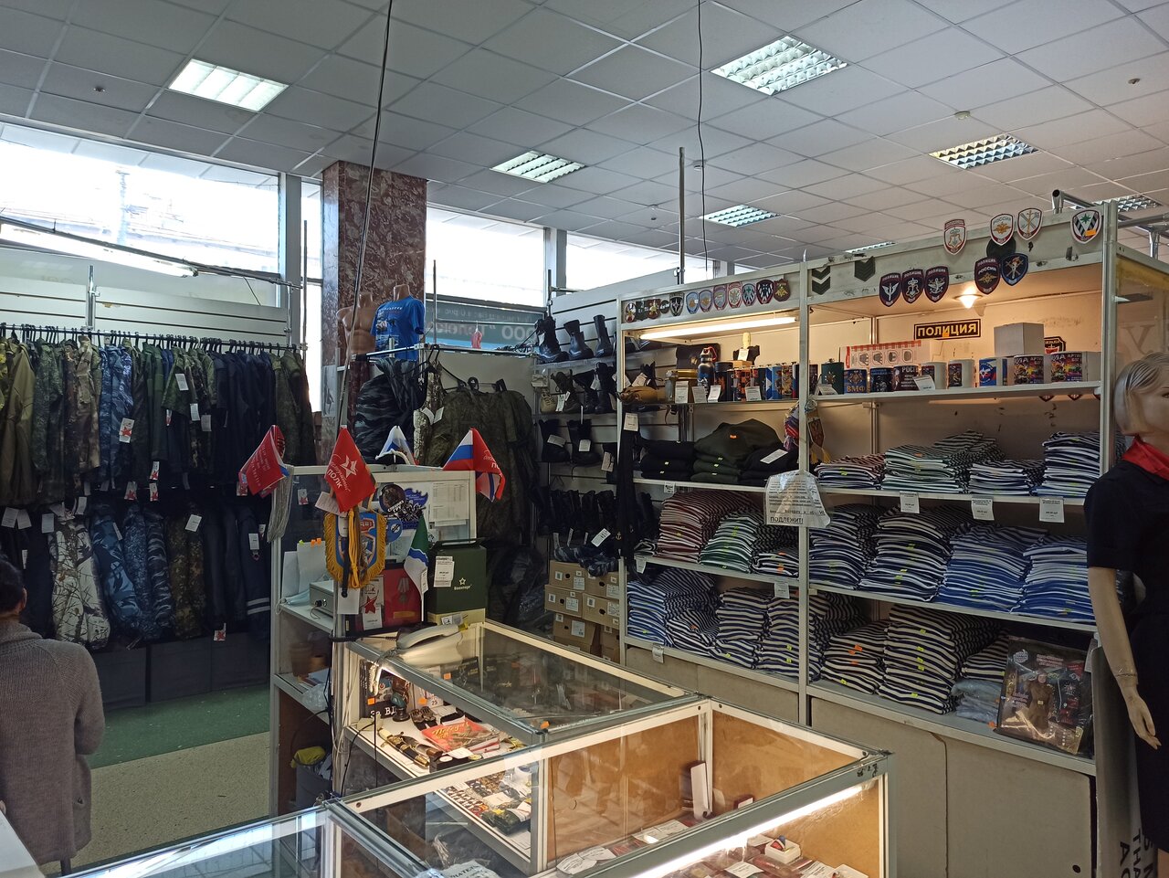 Ассортимент товаров магазина "Сибвоенторг" в ТЦ "Окружной" в Новосибирске