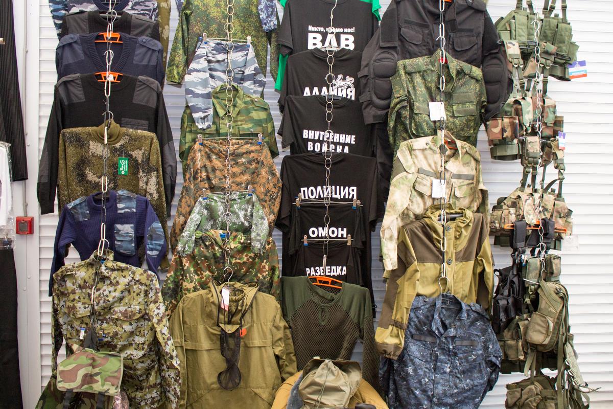 Ассортимент павильонов камуфляжной одежды на рынке "Лира" в Пятигорске