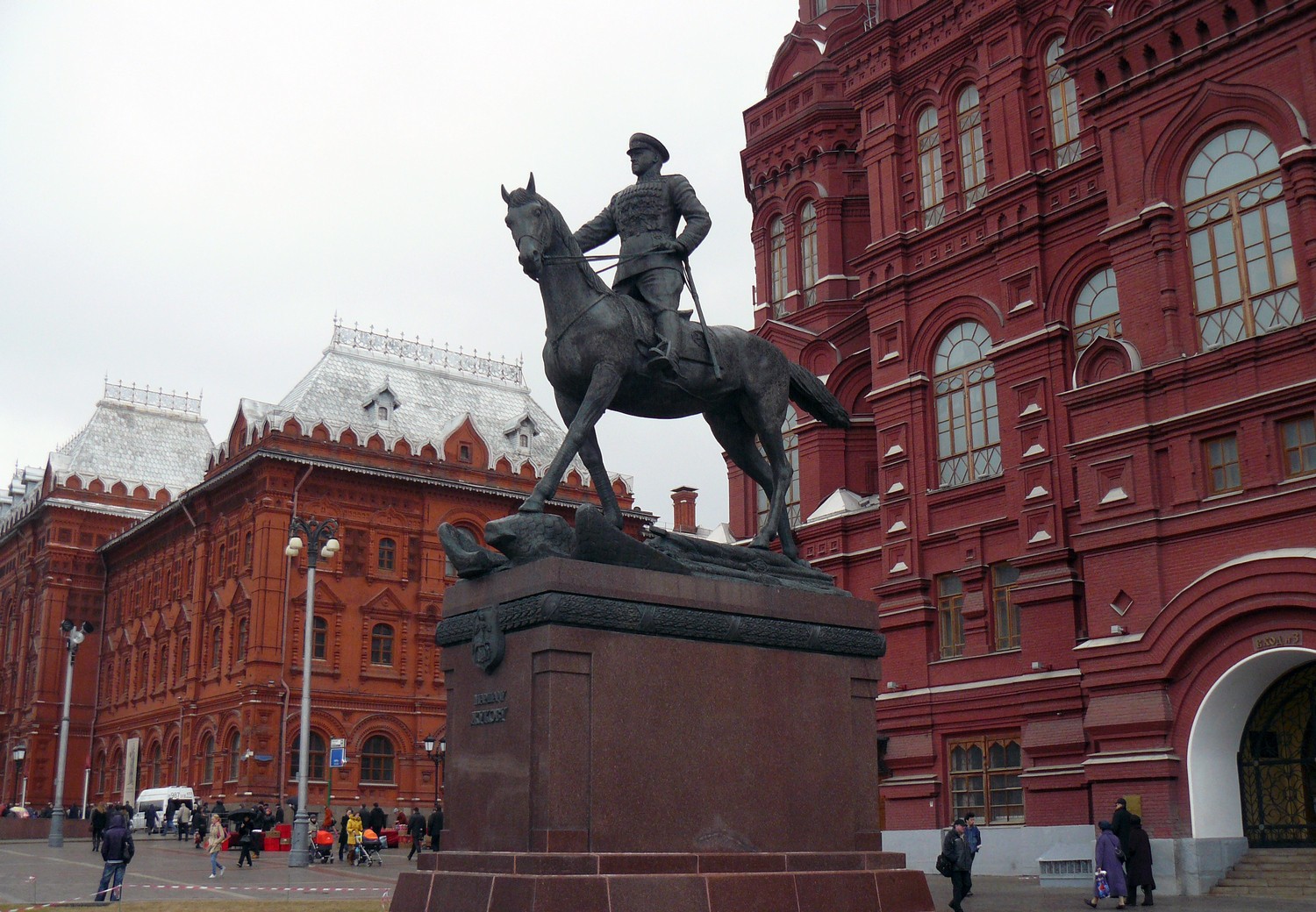 Памятник Георгию Жукову на Манежной площади в Москве