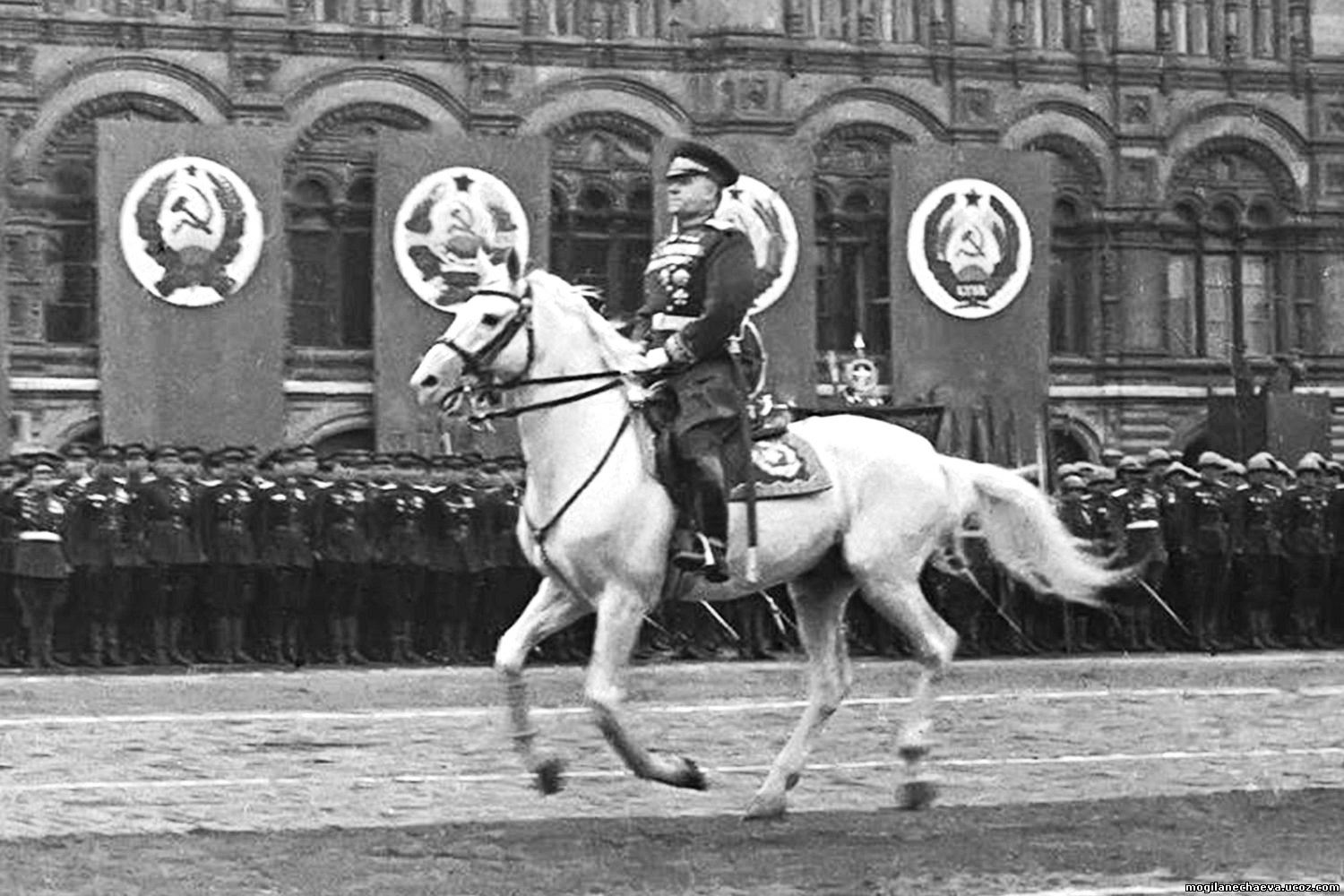 Маршал Жуков принимает в Москве Парад Победы