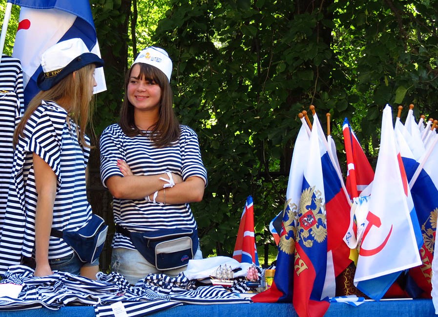 Девушки на праздновании Дня ВМФ в Кронштадте