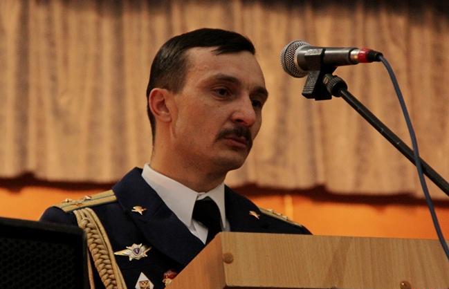 С праздничной речью выступает командир в/ч 45377 гв. полковник Конаков