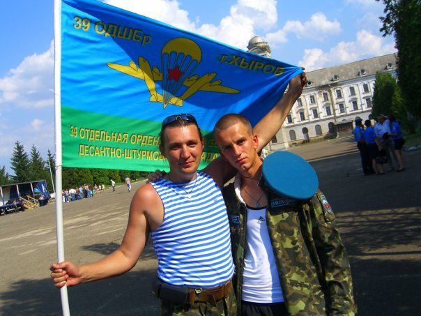 Десантники с флагом своей родной 39 ОДШБр