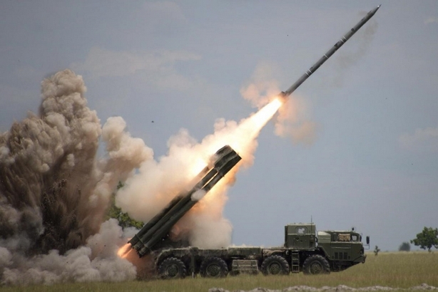 Пуск ракет (реактивных снарядов) 300-мм РСЗО "Смерч"
