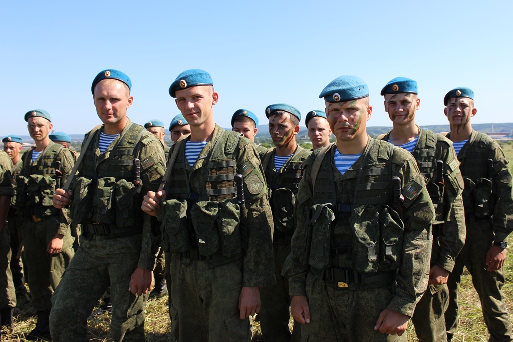 Улыбки на мужественных лицах десантников из Уссурийска
