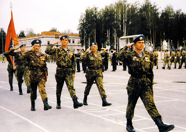 Командиры 12-й бригады спецназа ГРУ на торжественном прохождении
