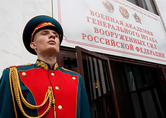Почетный караул у входа в академию Генерального штаба России