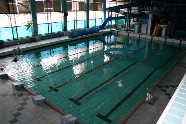 Вместительный бассейн с элементами аквапарка