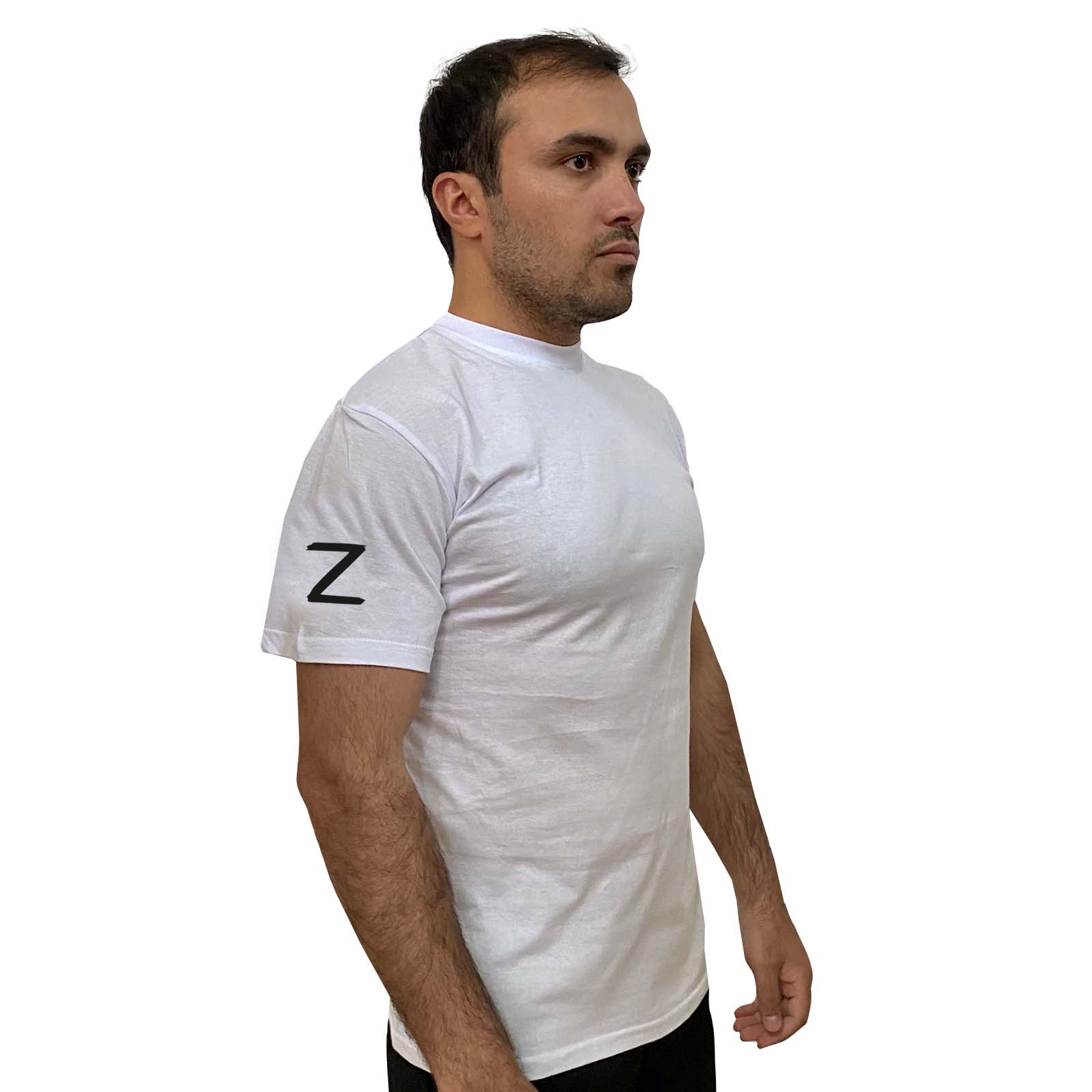 Белая футболка с надписью Z на рукаве