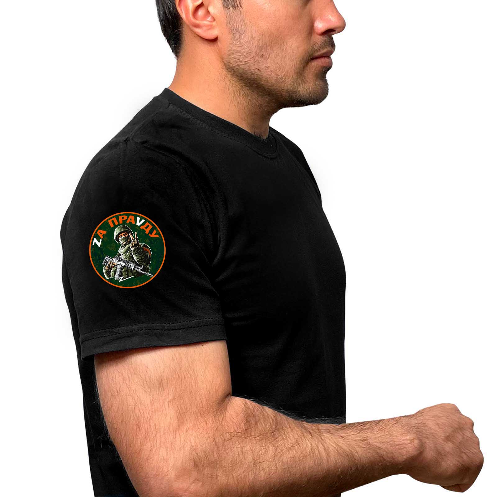 Чёрная футболка с термоаппликацией "Zа праVду" на рукаве