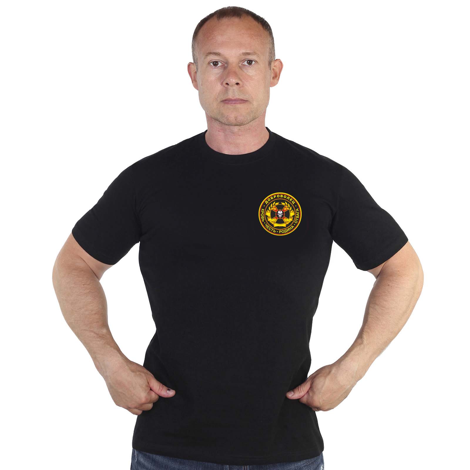 Купить черную мужскую футболку с термоаппликацией Доброволец онлайн