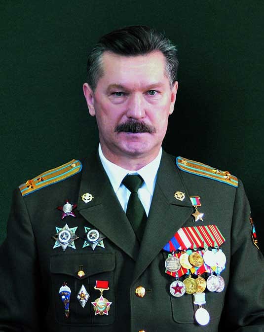 Герой России гв. полковник Сивко В.В - командир 237 гв. пдп в 90-е годы.