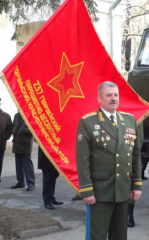 Командир 237 гв. полка ВДВ в 1988-1992 годах гв. п-к. В.В. Гайдукевич со знаменем части