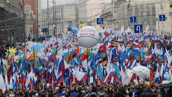 Ежегодно 4 ноября на улицах страны - традиционное море флагов России 