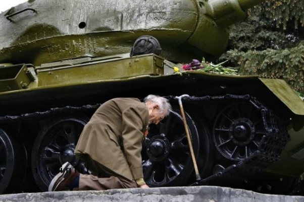 На День танкиста-2014 необходимо отдать дань уважения ветеранам, отстоявшим в тяжелых боях нашу свободу