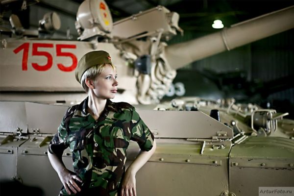 На День танкиста в Кубинке можно будет увидеть не только образцы боевых машин, но и прекрасных девушек