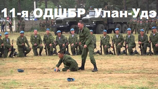 Отрабатывание навыков рукопашного боя у десантников в Улан-Удэ
