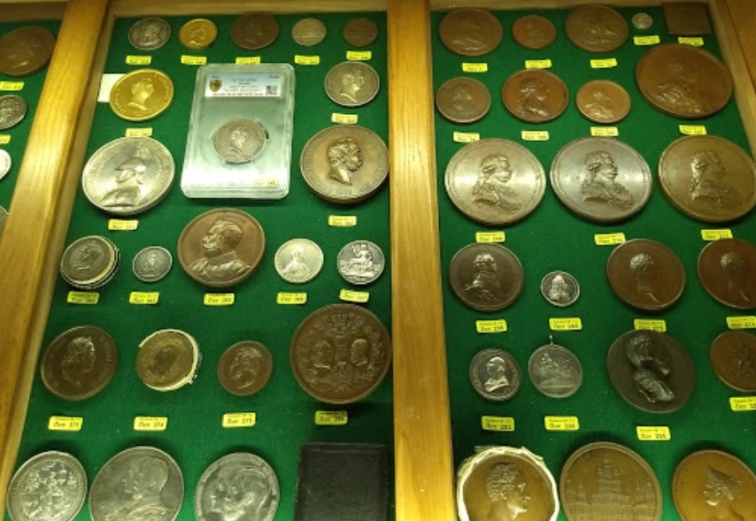 Стенд в магазине "Монеты и медали" на Страстном бульваре в Москве