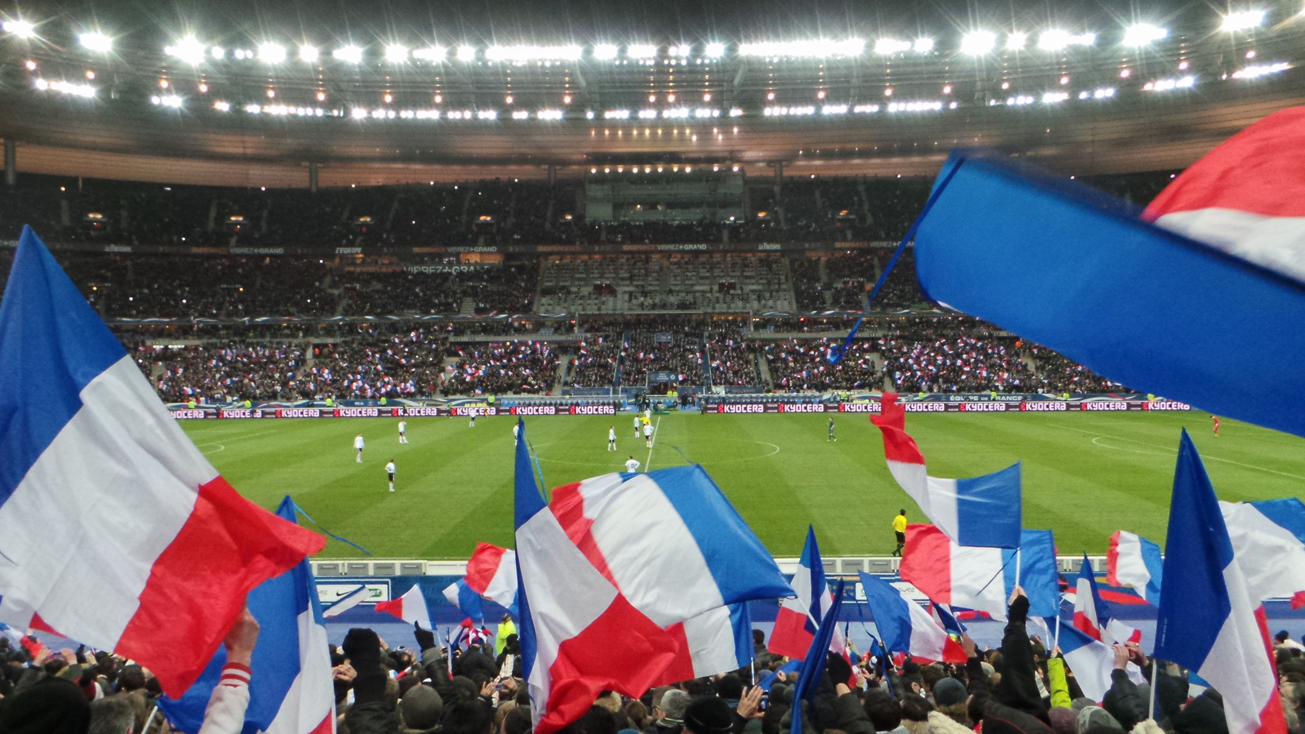 Французские флаги на футбольном стадионе
