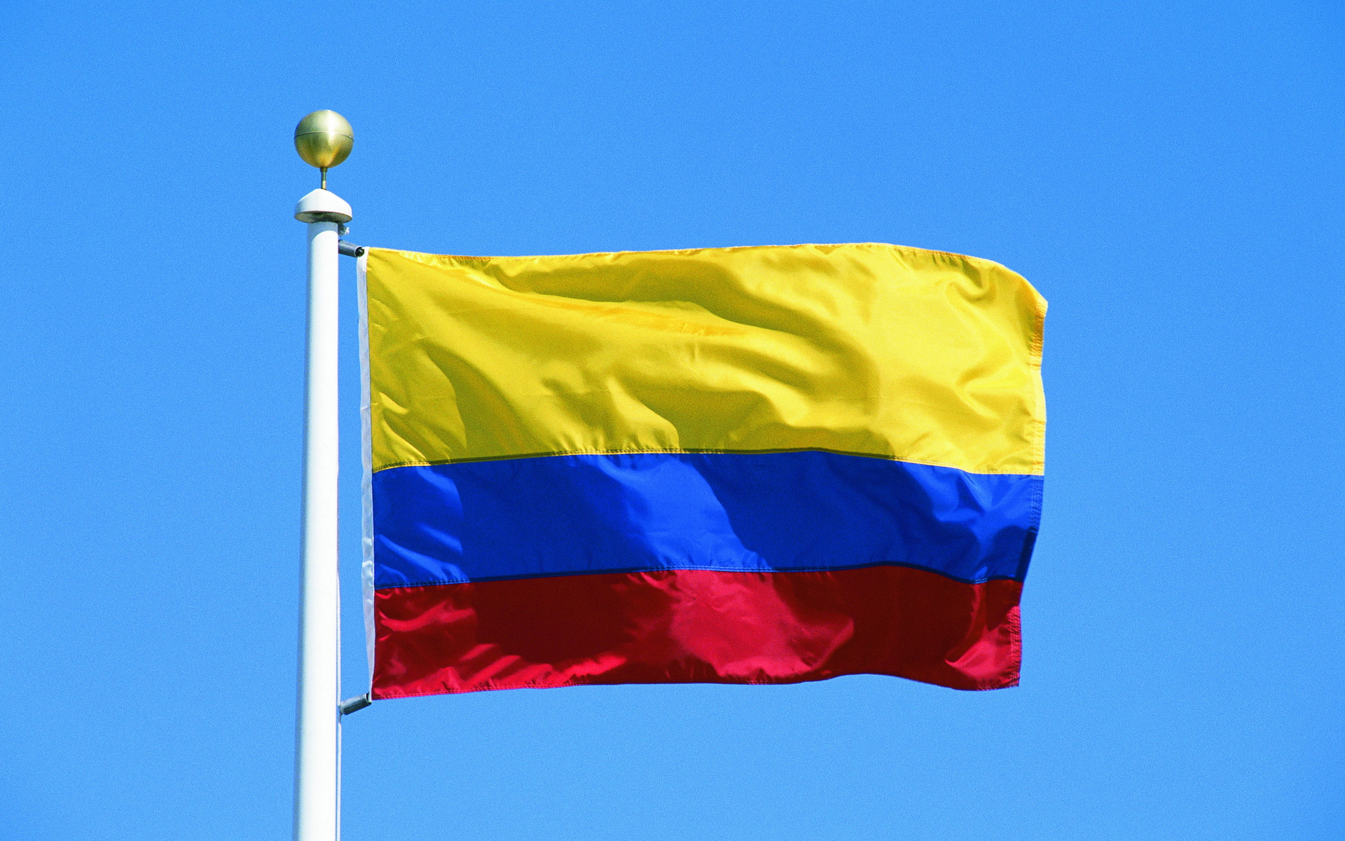 Флаг Колумбии на флагштоке