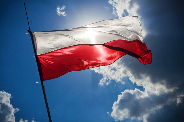 Флаг Польши на флагштоке