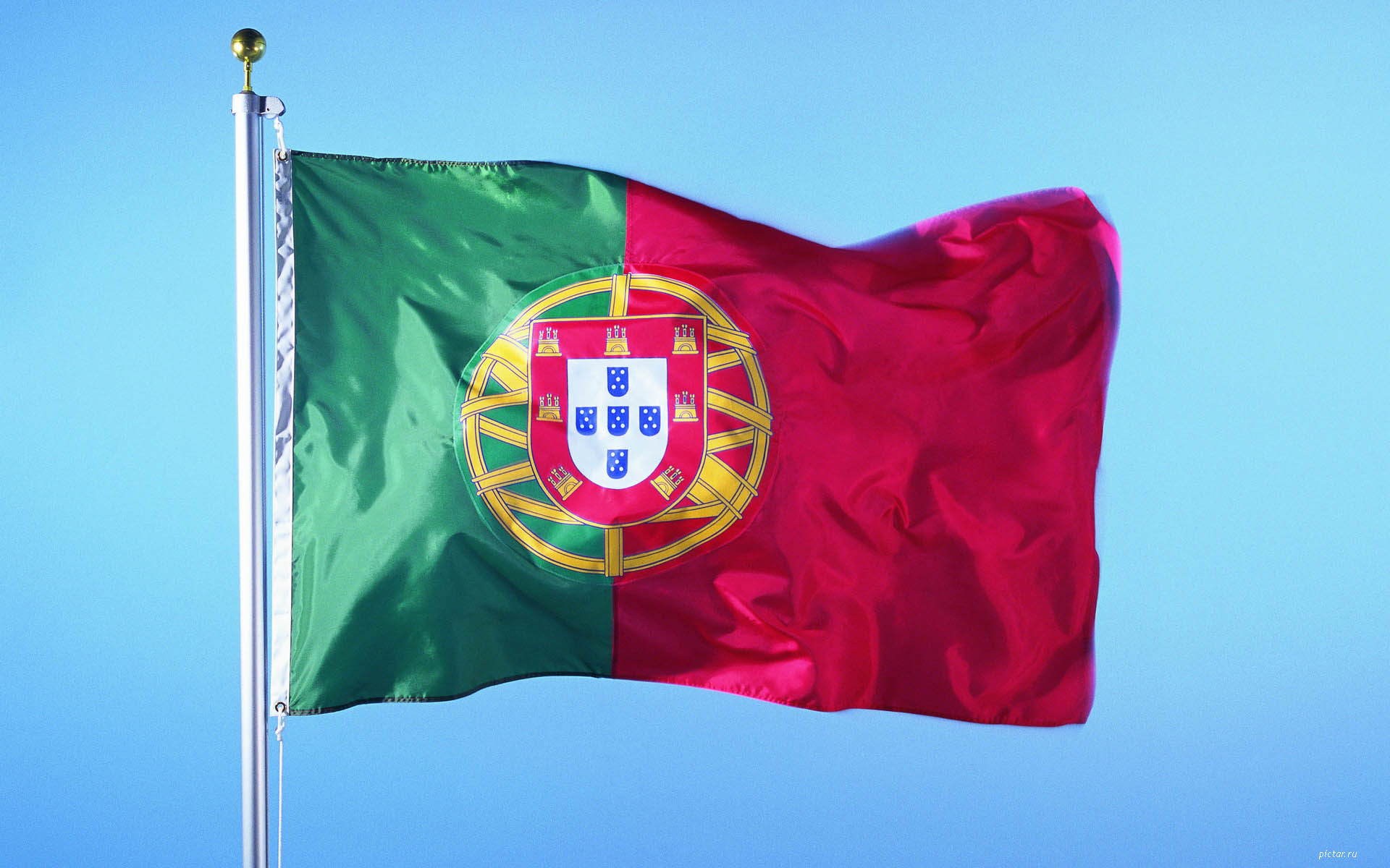 Флаг Португалии на флагштоке