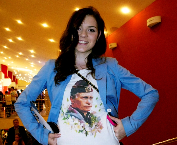 Олимпийская чемпионка Аделина Сотникова уже купила себе одну из футболок с принтом Путина