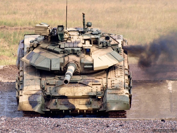 Российский передовой танк Т-90 изображен на футболке "Танки наши быстры"