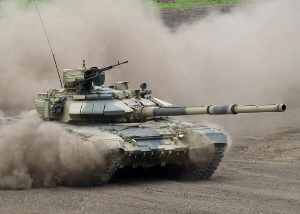 ОБТ Т-90, изображенный на футболке "Танковые войска"