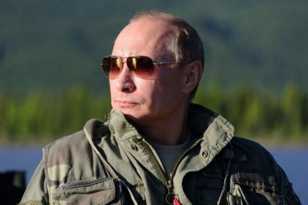 Владимир Путин в очках в минуту отдыха