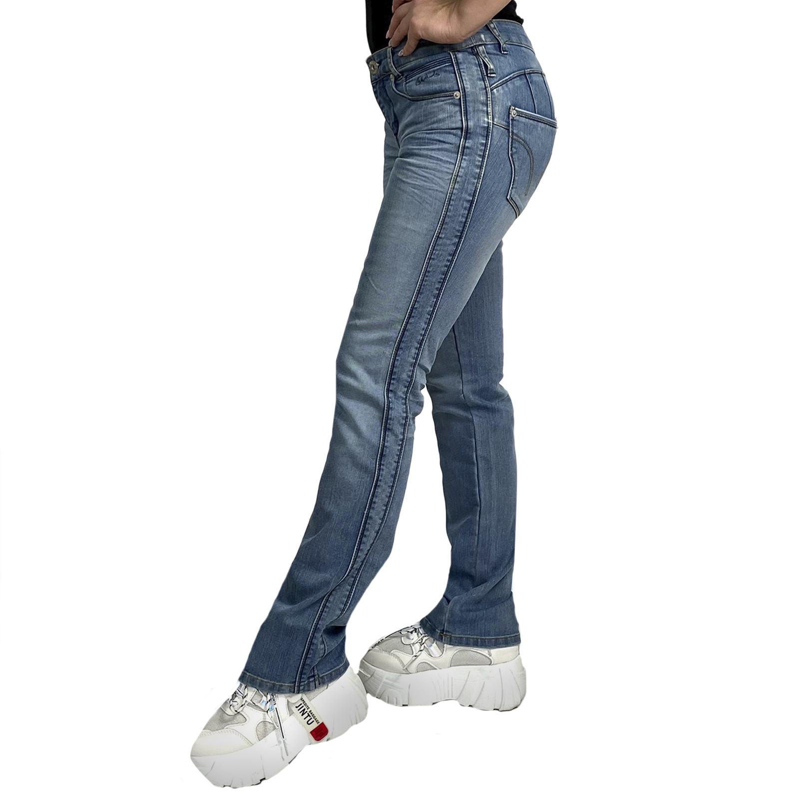 Недорогие джинсы для девушек – наличие