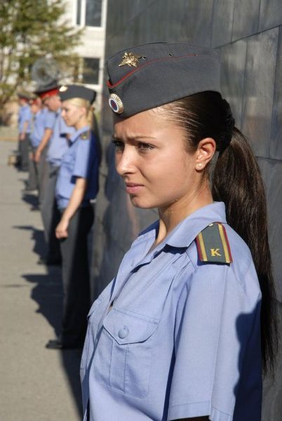 Платок полиции на шею придется к лицу красавицам-курсанткам МВД России