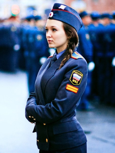 Девушкам из полиции можно подчеркнуть свою красоту даже при помощи уставного платка на шею
