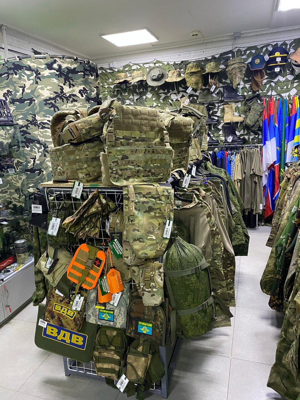 Ассортимент товаров армейского магазина "Военсклад" на Ленина в Туле
