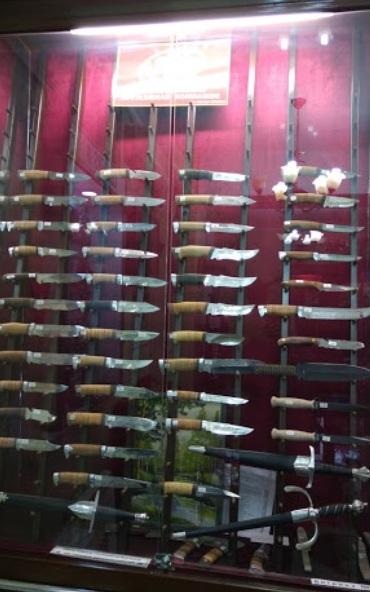 Охотничьи ножи в магазине "Алпамыс" на Богенбай Батыра в Алматы
