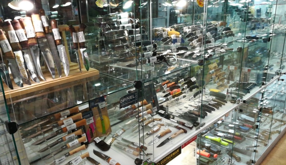 Большой выбор ножей в магазине "Бекас" на Кирова в Астрахани