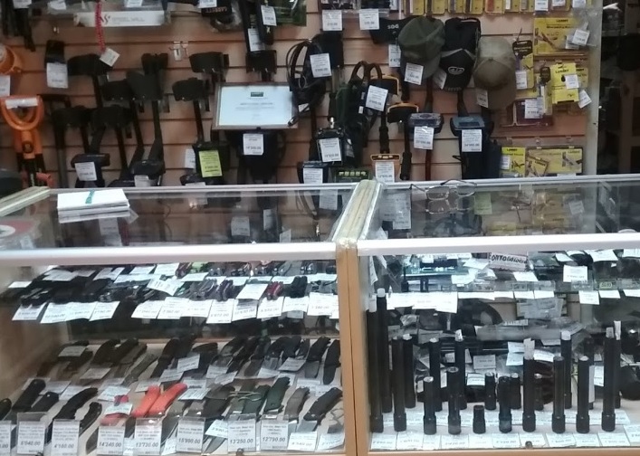 Ножи и другие товары в магазине "Оружие" в Трудовом переулке в Брянске