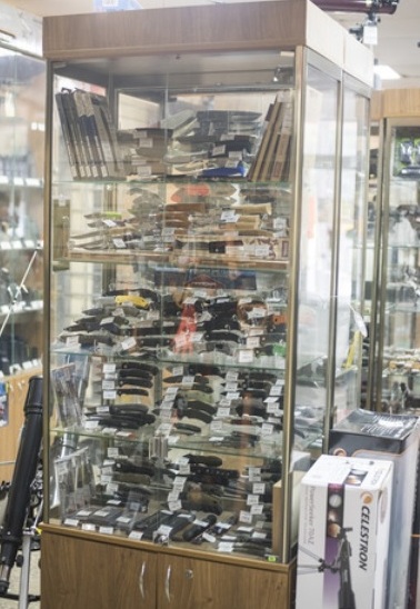 Ножи в магазине "Рыбалка, Охота, Туризм" на Брянского Фронта