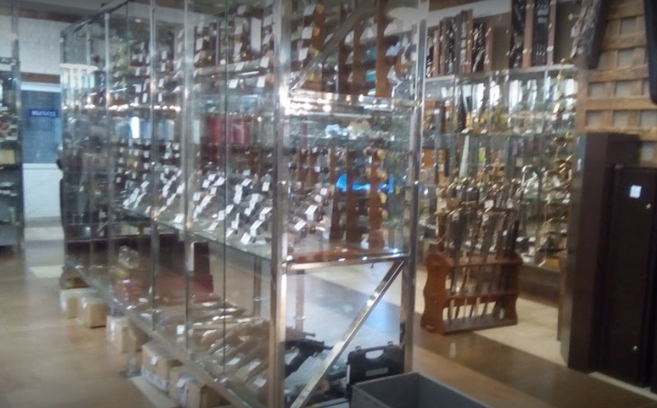 Ножи и другие товары в магазине "Охотничьи зори" на Станке Димитрова в Брянске