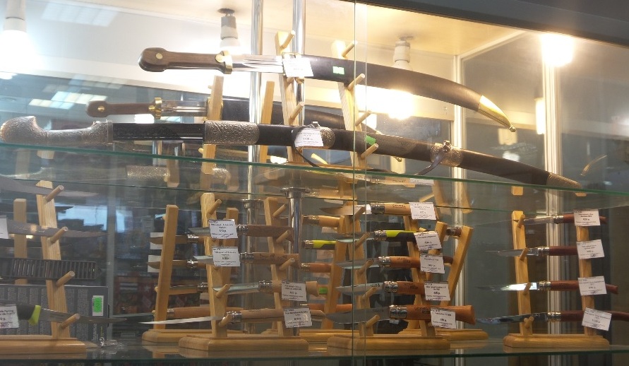 Ножи в магазине "Оружие" на Ленина в Череповце