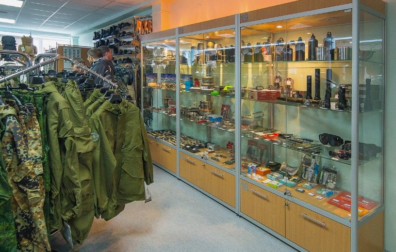 Ножи, экипировка и другие товары в магазине "Сплав" на Петровской в Чите