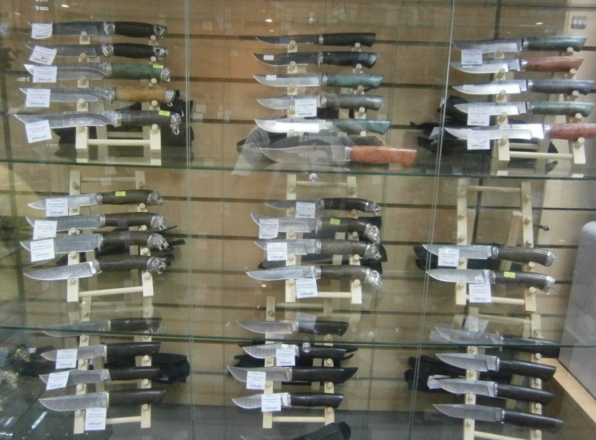 Витрина ножей в магазине "Пират Сильвер" на Куйбышева в Екатеринбурге